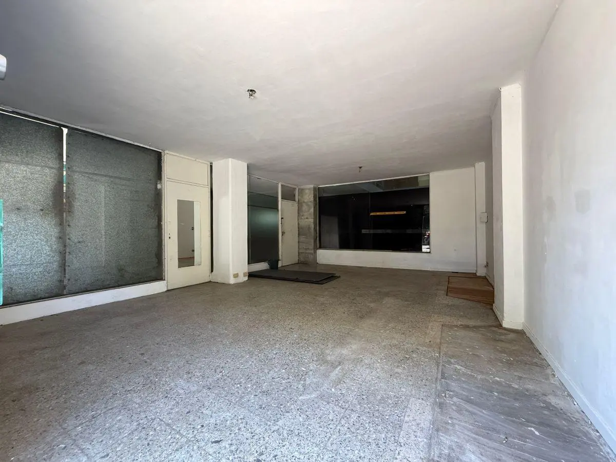 Local con salón comercial y depósito a pasos de calle San Luis 3