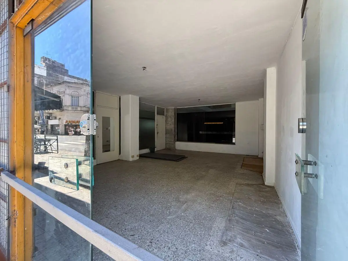 Local con salón comercial y depósito a pasos de calle San Luis 1