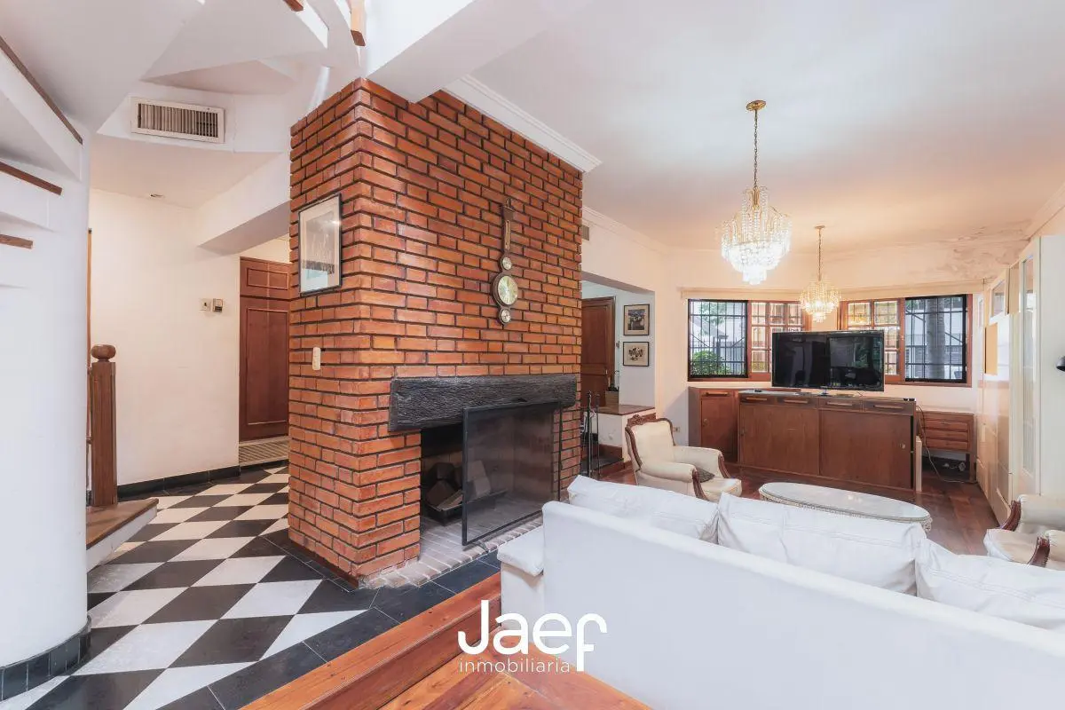 Imponente casa de 4 dormitorios, 3 baños, parque arbolado, quincho y cochera 5