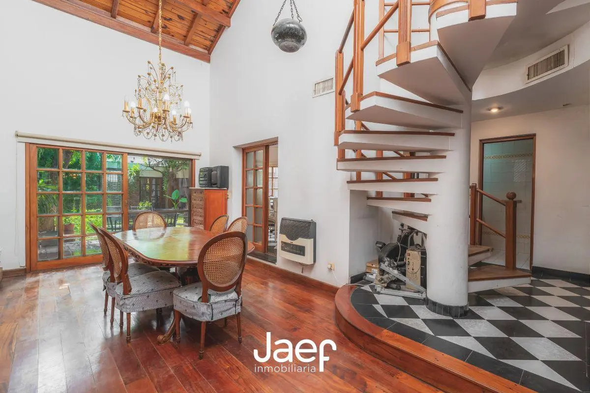 Imponente casa de 4 dormitorios, 3 baños, parque arbolado, quincho y cochera 8