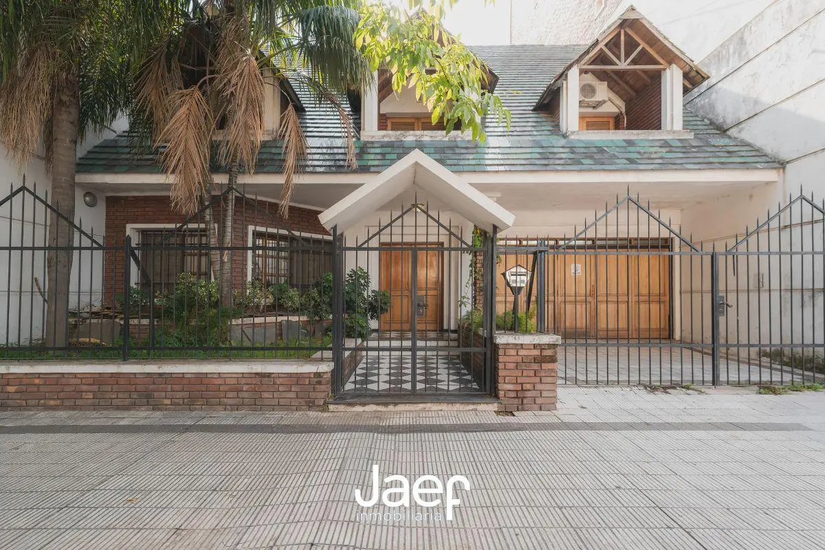 Imponente casa de 4 dormitorios, 3 baños, parque arbolado, quincho y cochera 4