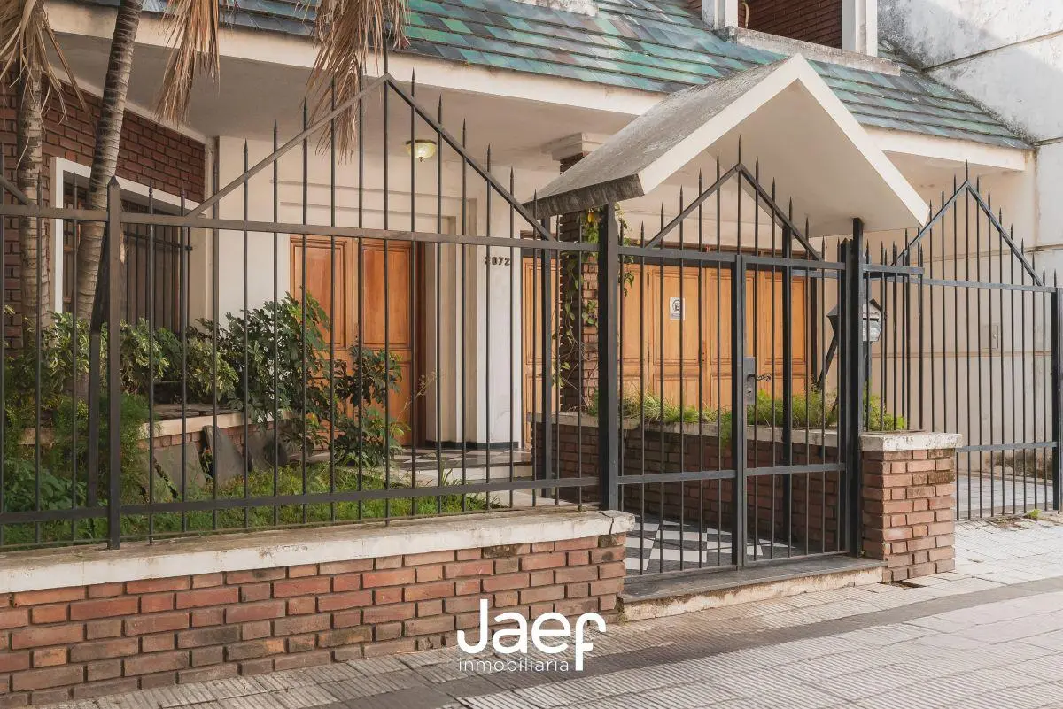 Imponente casa de 4 dormitorios, 3 baños, parque arbolado, quincho y cochera 2
