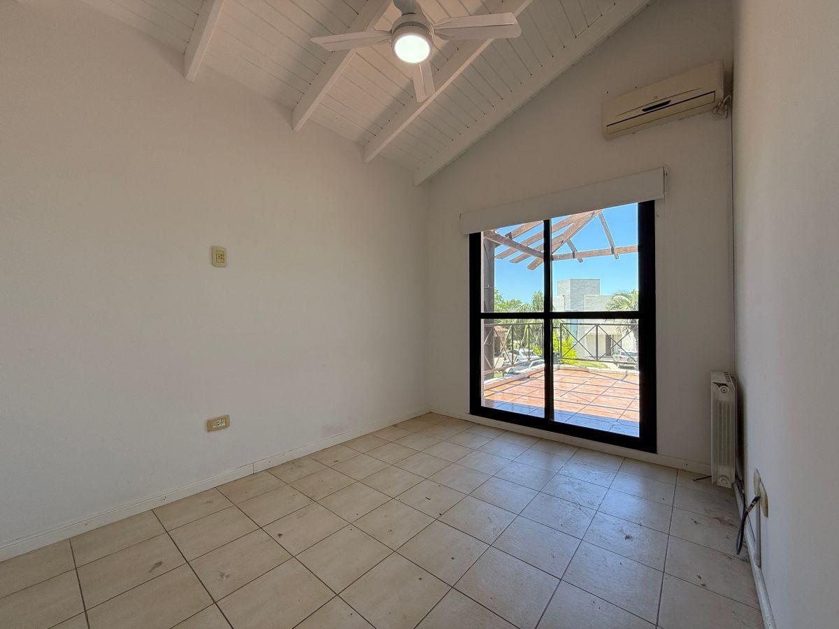 Casa 3 dormitorios con pileta en Funes Hills Cadaqués