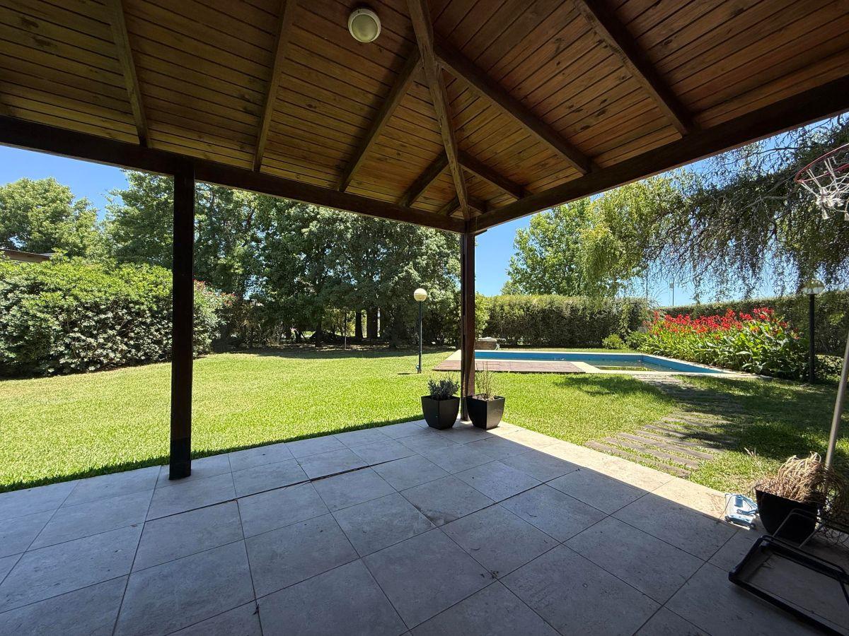 Casa 3 dormitorios con pileta en Funes Hills Cadaqués