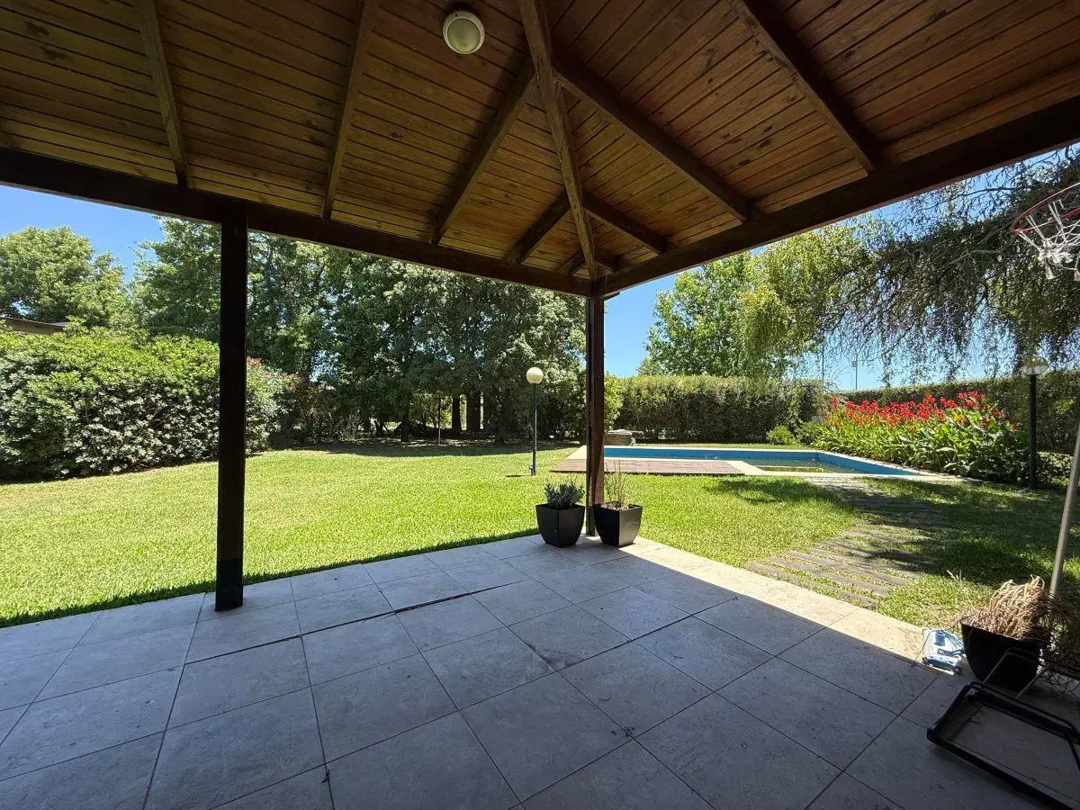 Casa 3 dormitorios con pileta en Funes Hills Cadaqués 3
