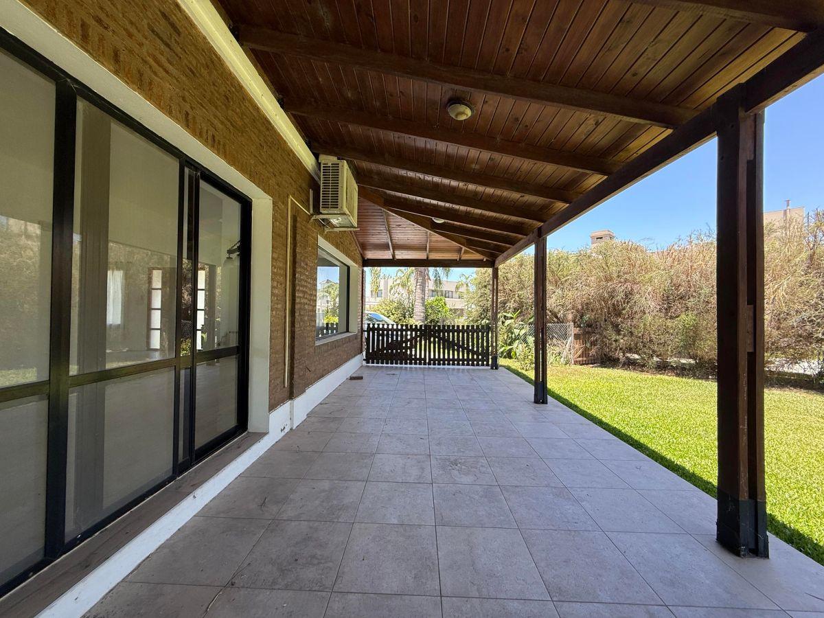 Casa 3 dormitorios con pileta en Funes Hills Cadaqués