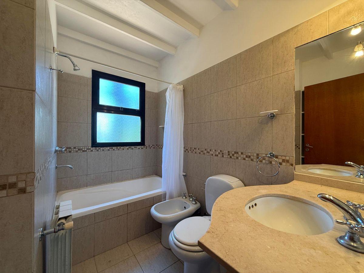 Casa 3 dormitorios con pileta en Funes Hills Cadaqués