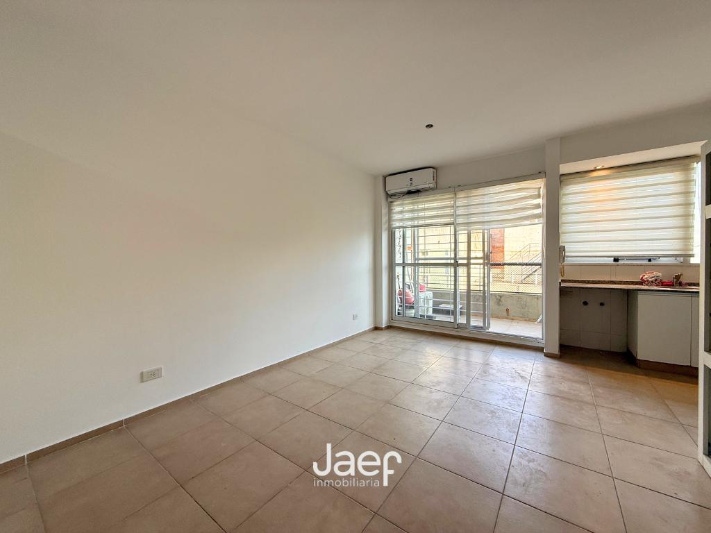 Foto de Semipiso 1 dormitorio al frente en barrio martin (monoambiente dividido), imagen 1