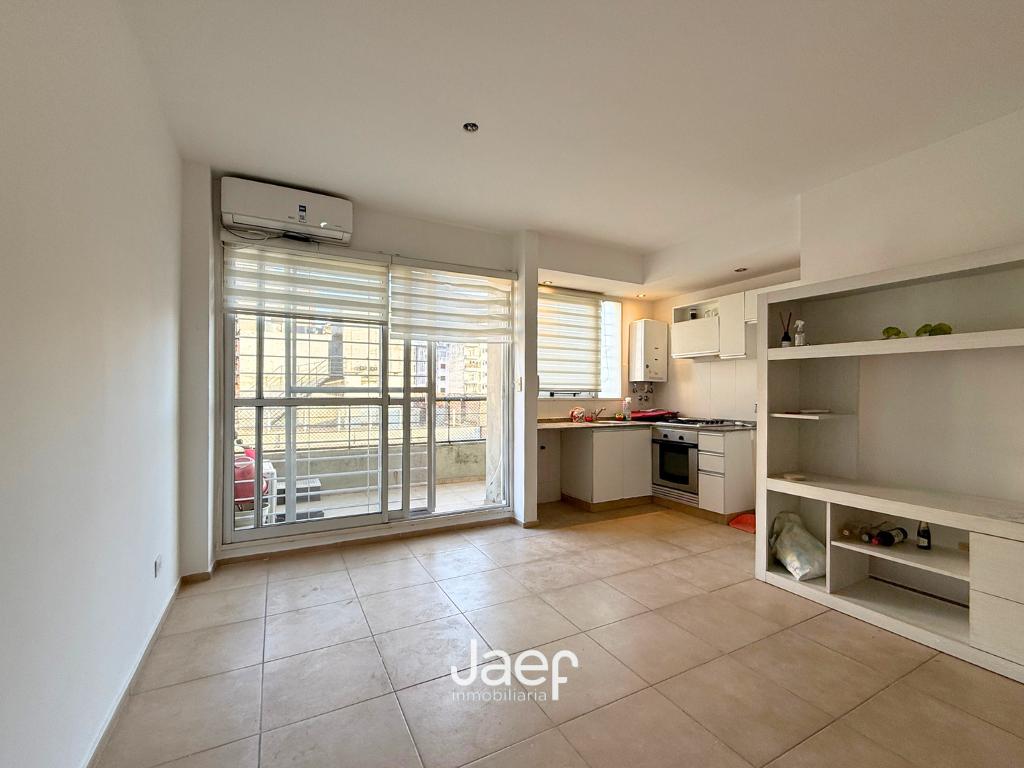 Foto de Semipiso 1 dormitorio al frente en barrio martin (monoambiente dividido), imagen 2