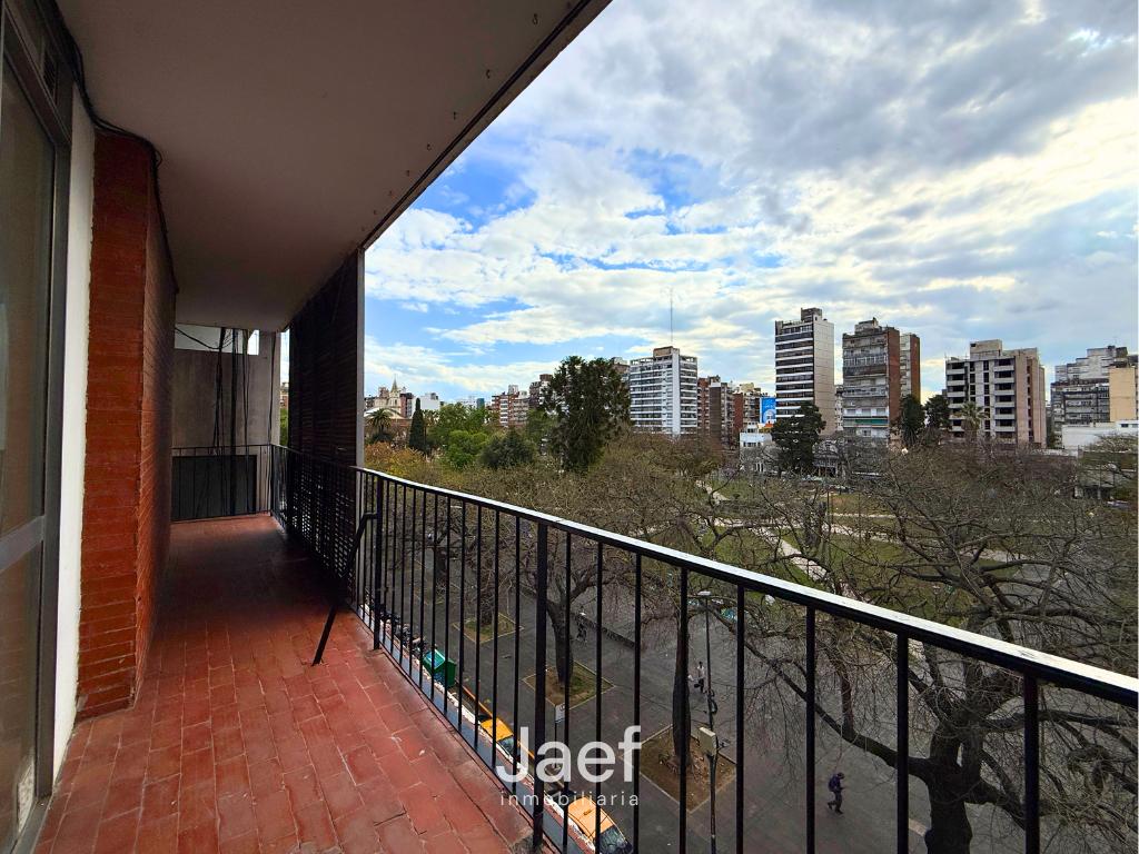 Foto de Amplio 2 dormitorios al frente con balcón a Plaza Sarmiento, imagen 4