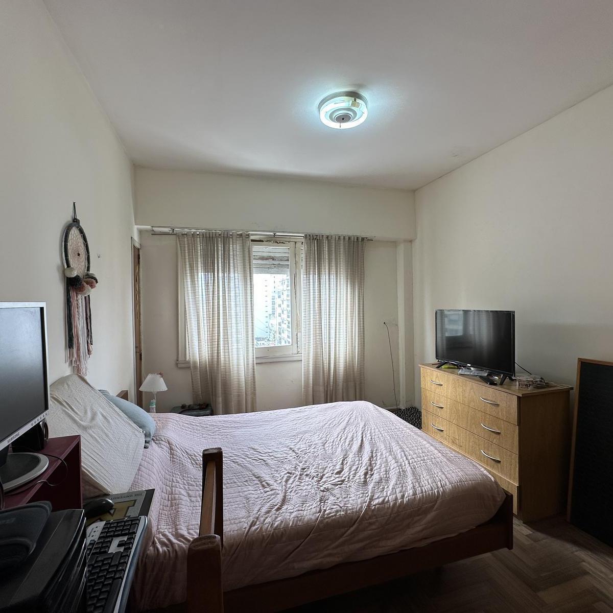 Departamento Tres Ambientes con Dependencia. a La Calle. Luro 3200. Venta. 4