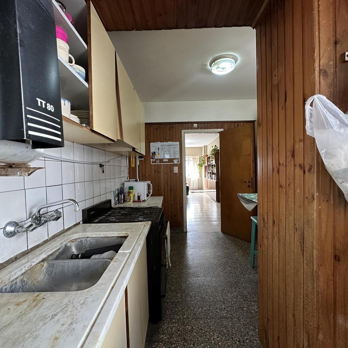 Departamento Tres Ambientes con Dependencia. a La Calle. Luro 3200. Venta. 3