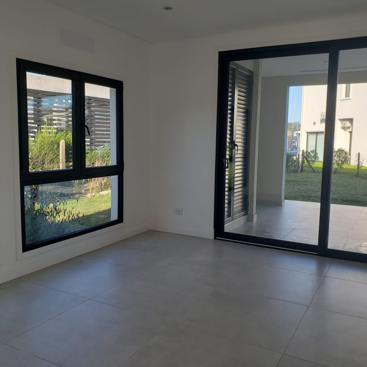 Casa en Venta Cuatro Ambientes, Zona Rumenco Joven.