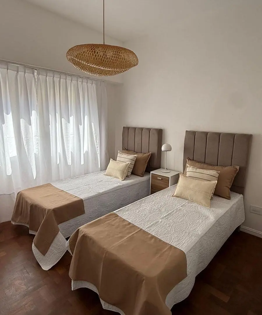 Departamento tres ambientes. A la calle. Rivadavia 2200. Venta. 8
