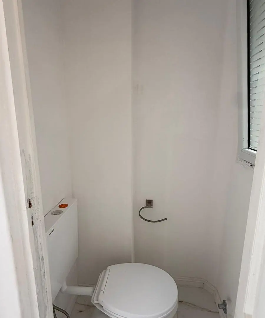Departamento tres ambientes. A la calle.  Rivadavia 2200. Venta. 5