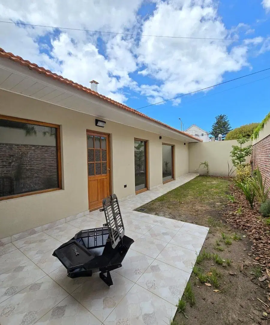 Casa cuatro ambientes. Reciclada con cochera y patio. San José. Venta. 2
