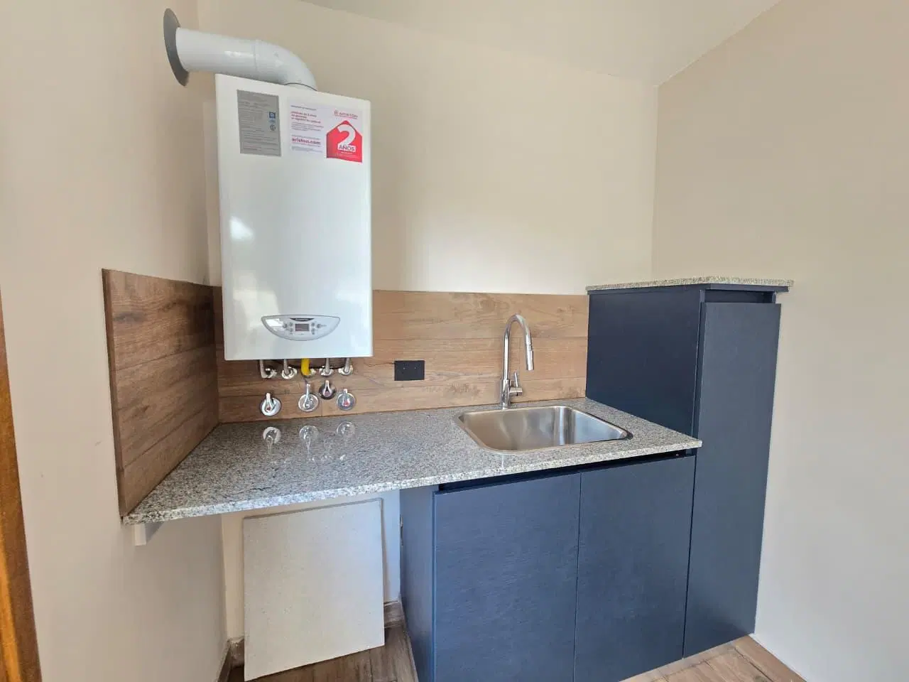 Casa cuatro ambientes. Reciclada con cochera y patio. San José. Venta. 3