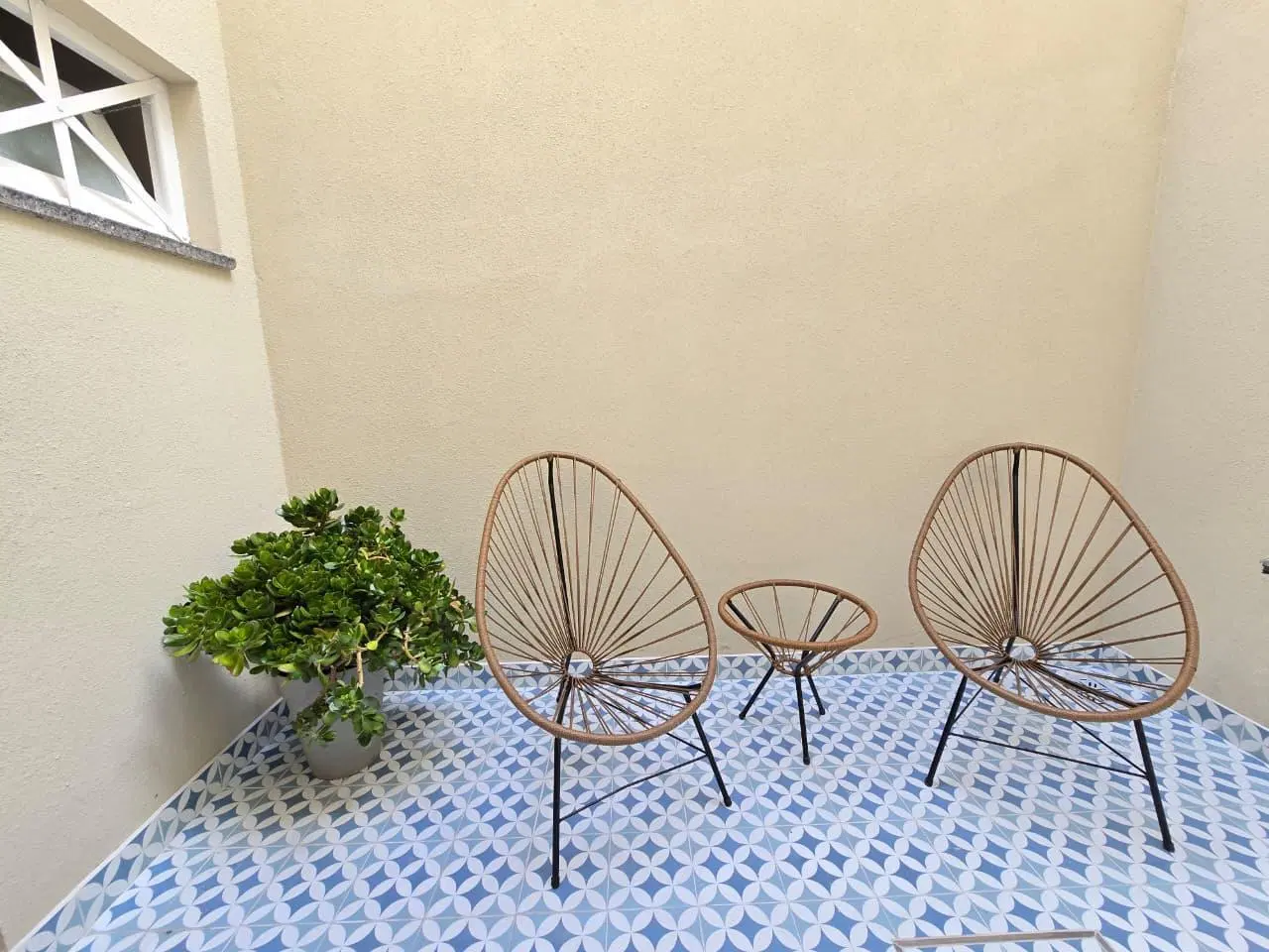 Casa cuatro ambientes. Reciclada con cochera y patio. San José. Venta. 4