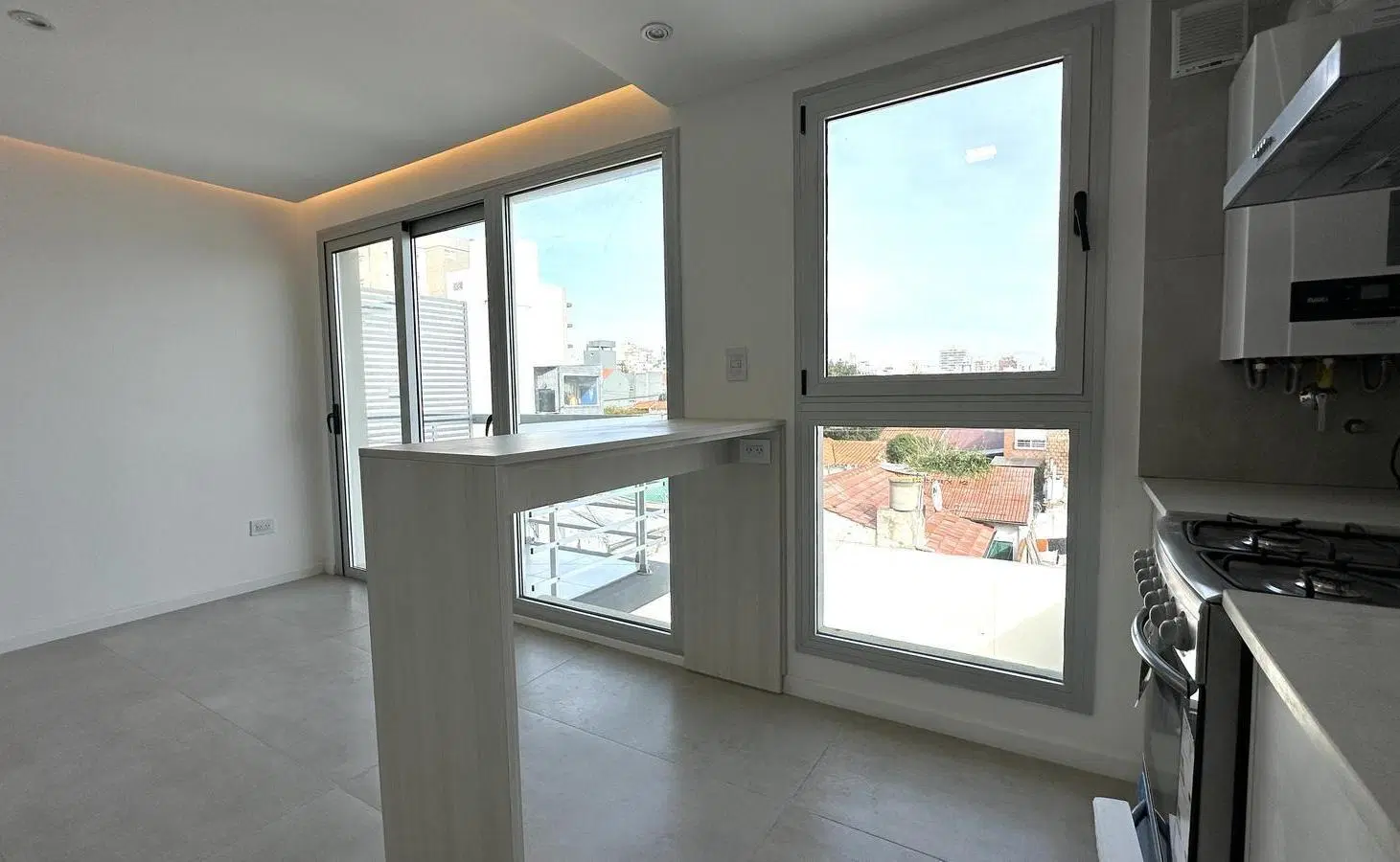 Departamento dos ambientes contrafrente abierto. Con cochera. A estrenar. La Perla. Venta 4