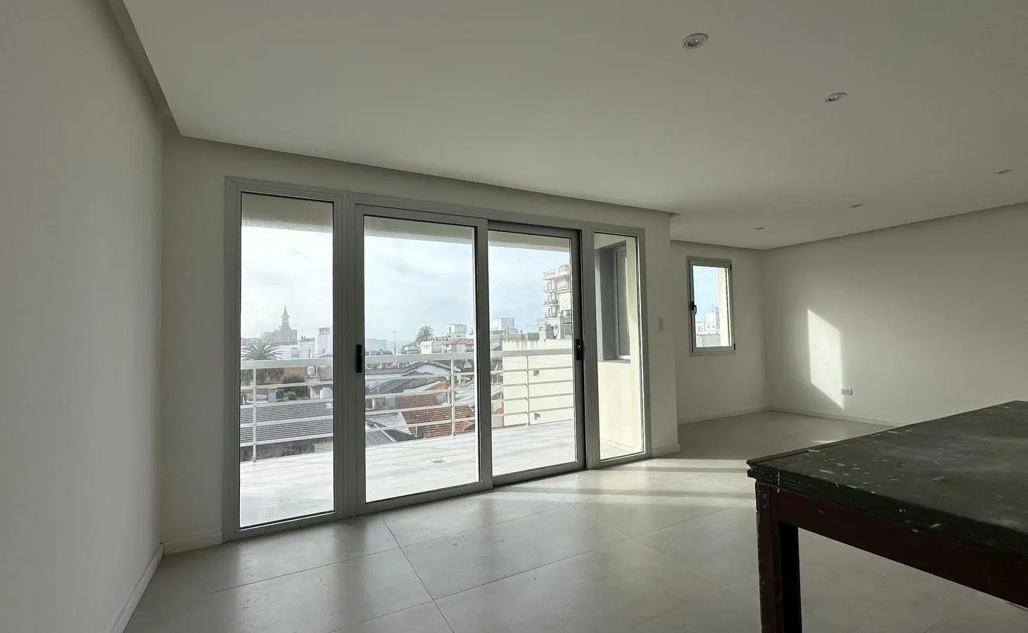 Departamento tres ambientes al frente con balcón terraza y cochera. A estrenar. La Perla. Venta 2