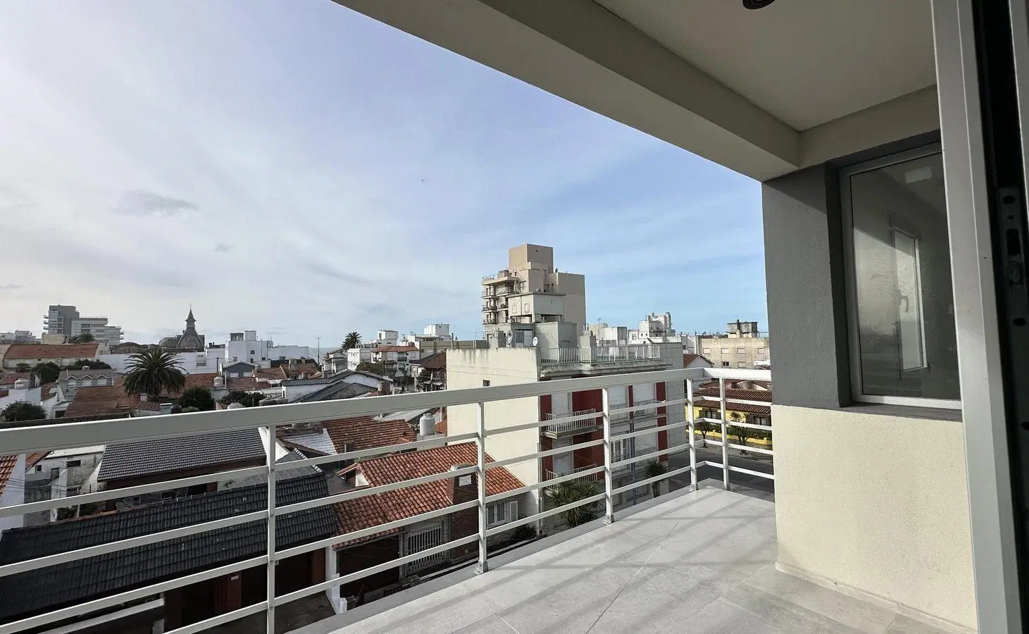 Departamento tres ambientes al frente con balcón terraza y cochera. A estrenar. La Perla. Venta 5