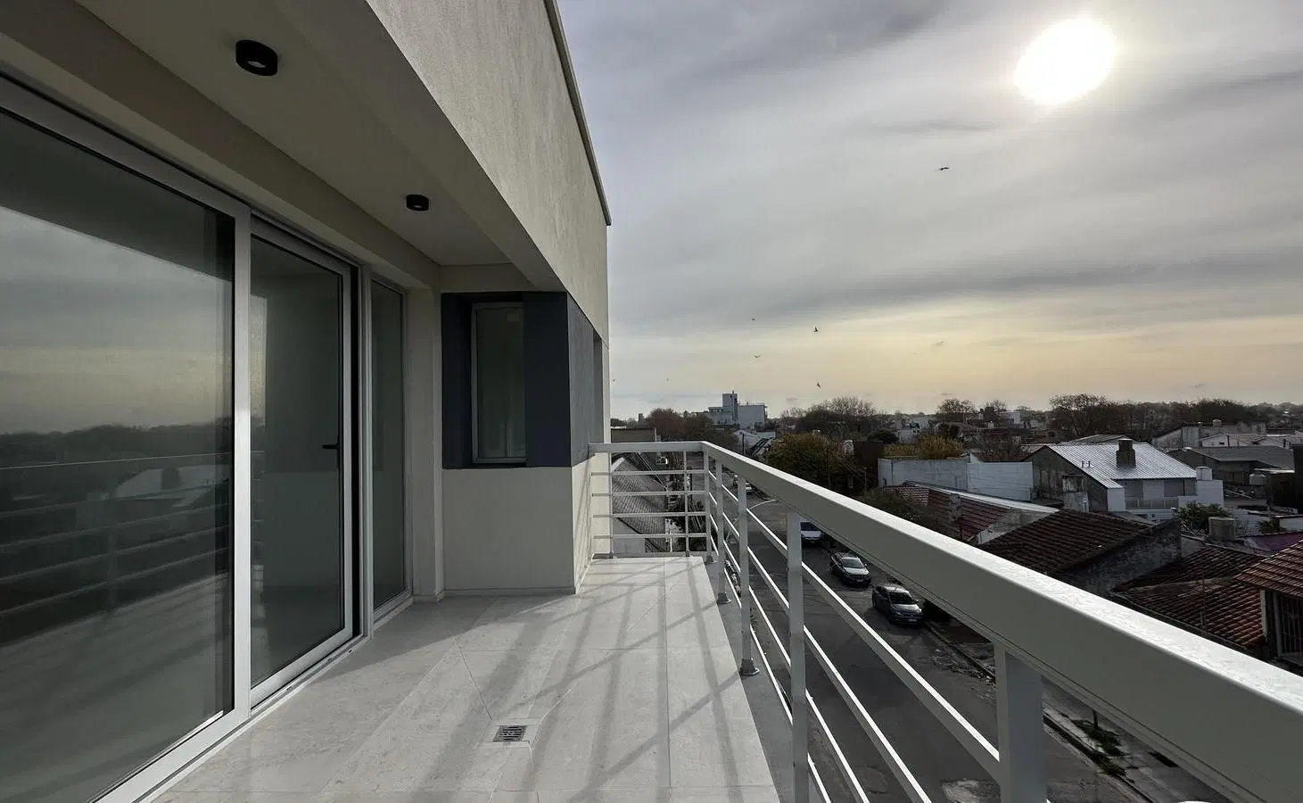 Departamento tres ambientes al frente con balcón terraza y cochera. A estrenar. La Perla. Venta 3