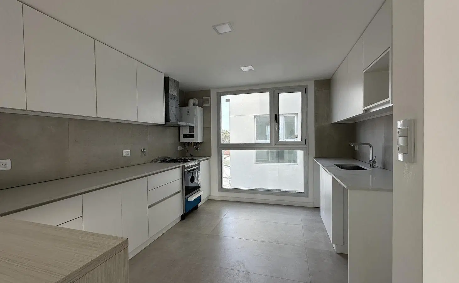 Departamento tres ambientes al frente con balcón terraza y cochera. A estrenar. La Perla. Venta 1