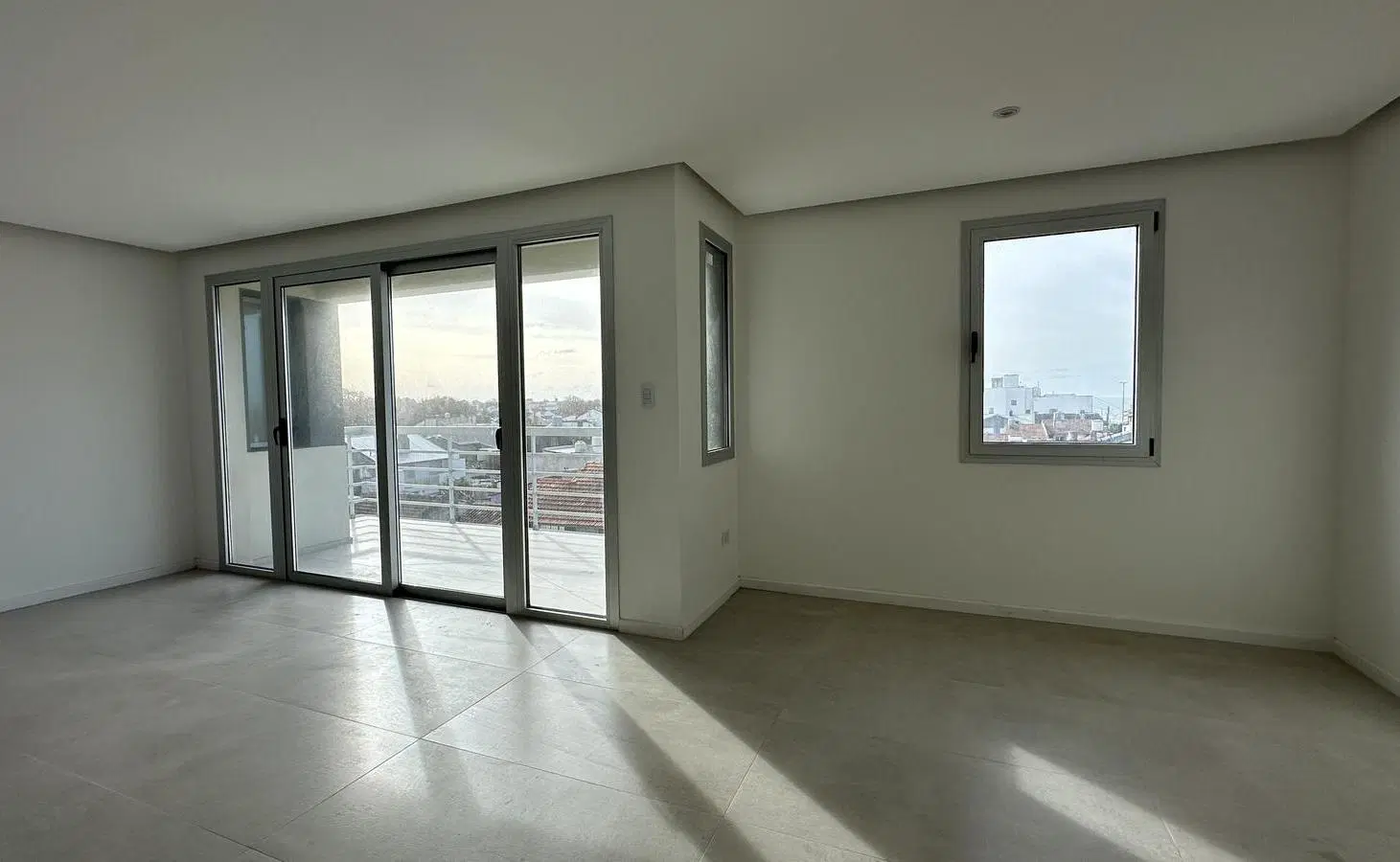 Departamento tres ambientes al frente con balcón terraza y cochera. A estrenar. La Perla. Venta 4