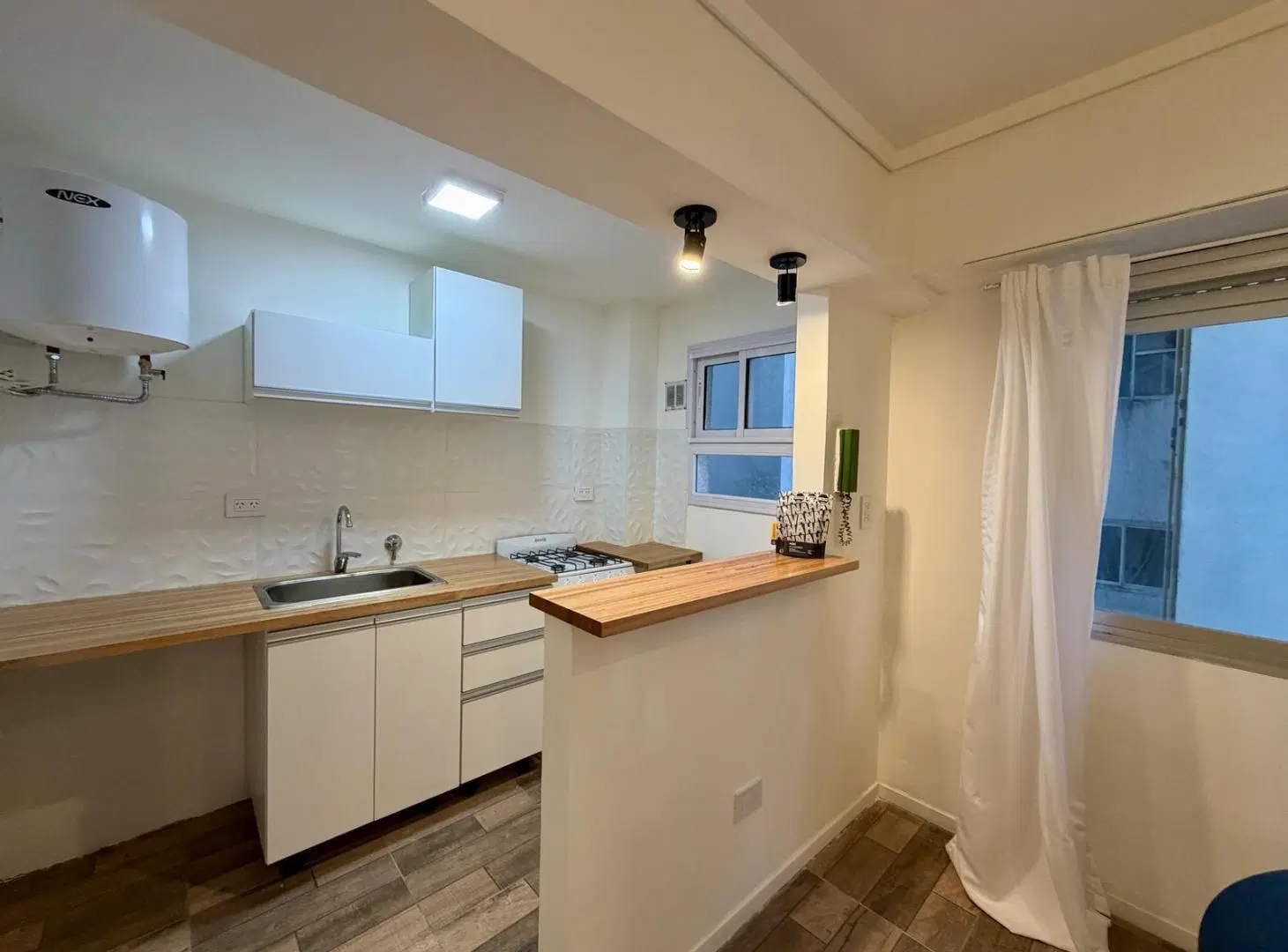Departamento monoambiente lateral reciclado y amoblado. Zona Güemes. Venta 5