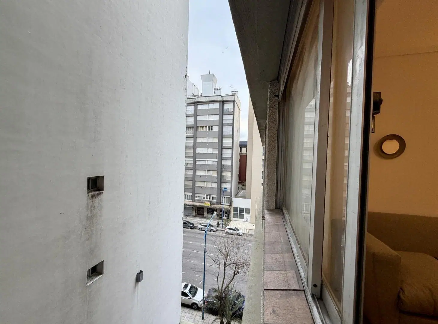 Departamento monoambiente lateral reciclado y amoblado. Zona Güemes. Venta 4