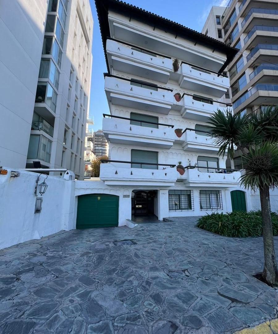 Departamento 3 ambientes con patio y cochera. Alquiler. Playa Grande
