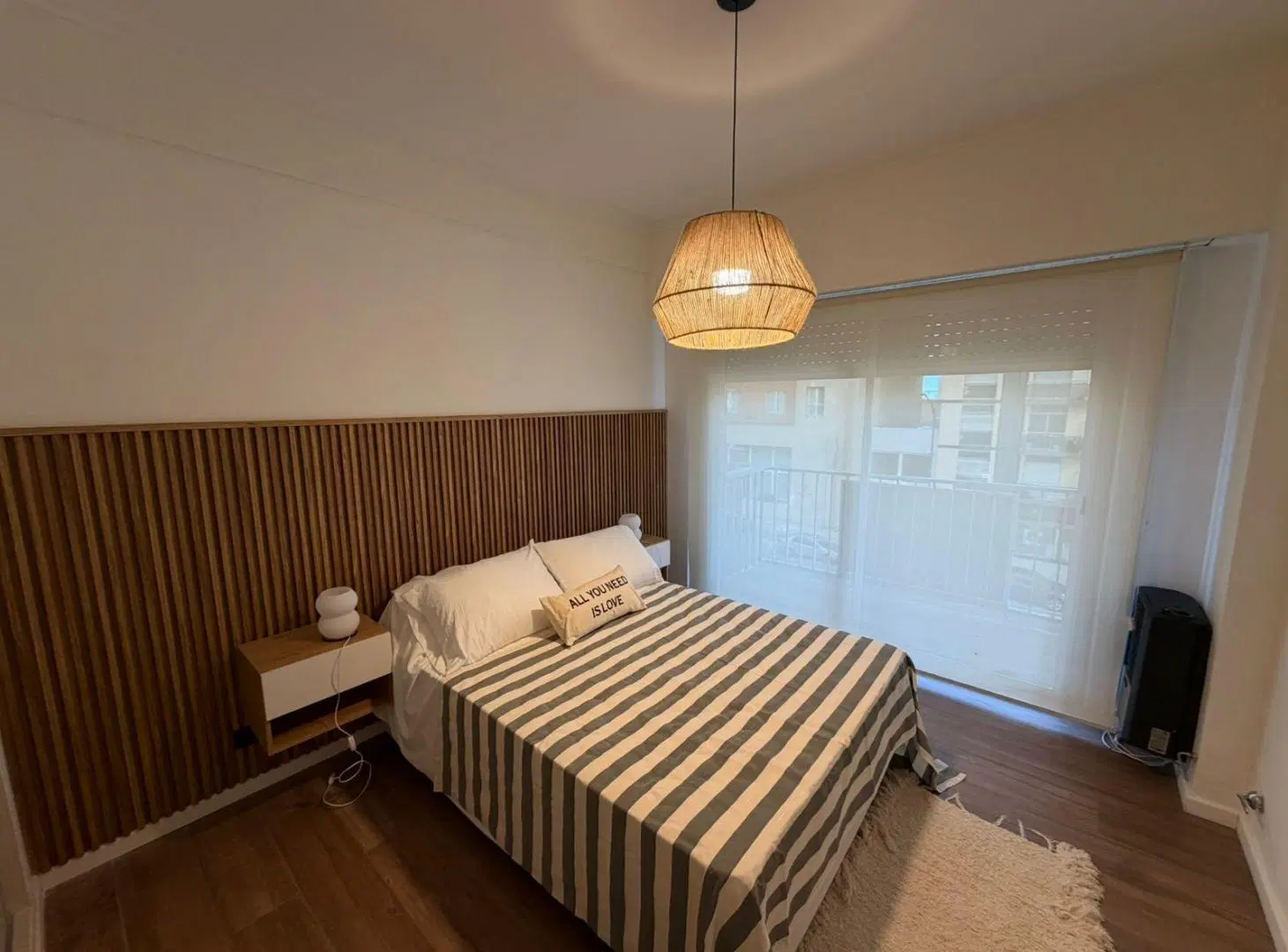 Departamento en Venta Tres Ambientes al Frente con Balcón Frances, Zona Plaza Colon. 4