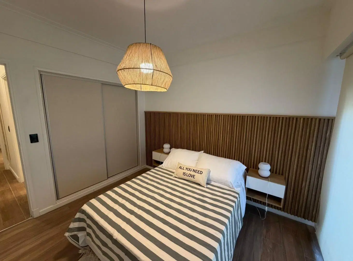 Departamento en Venta Tres Ambientes al Frente con Balcón Frances, Zona Plaza Colon. 1