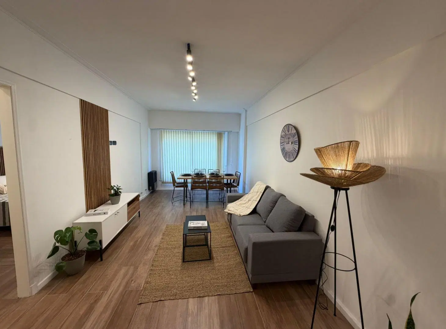 Departamento en Venta Tres Ambientes al Frente con Balcón Frances, Zona Plaza Colon. 2
