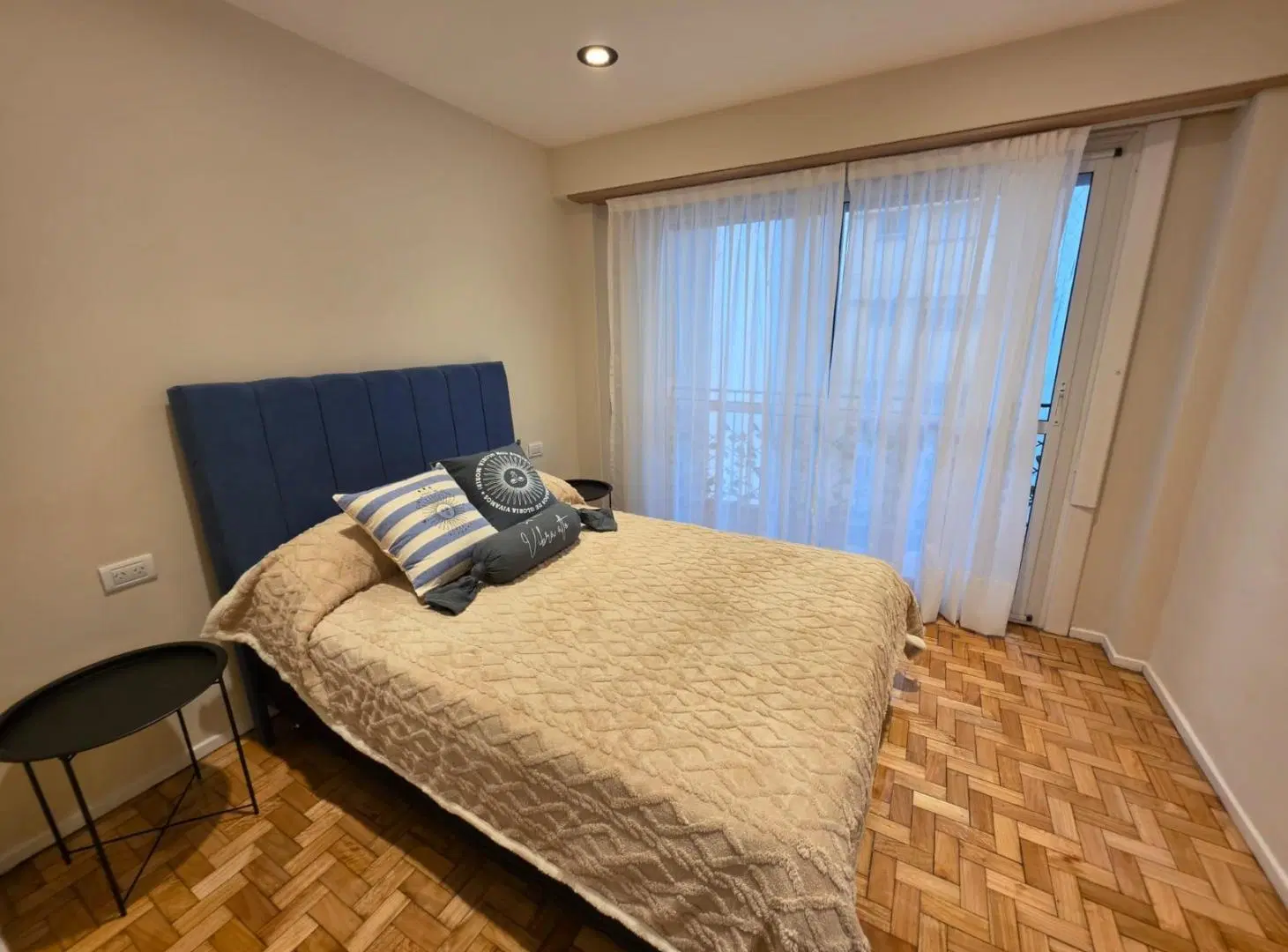 Departamento dos ambientes. Contra frente.. Balcón. Arenales 2200. Venta. 5