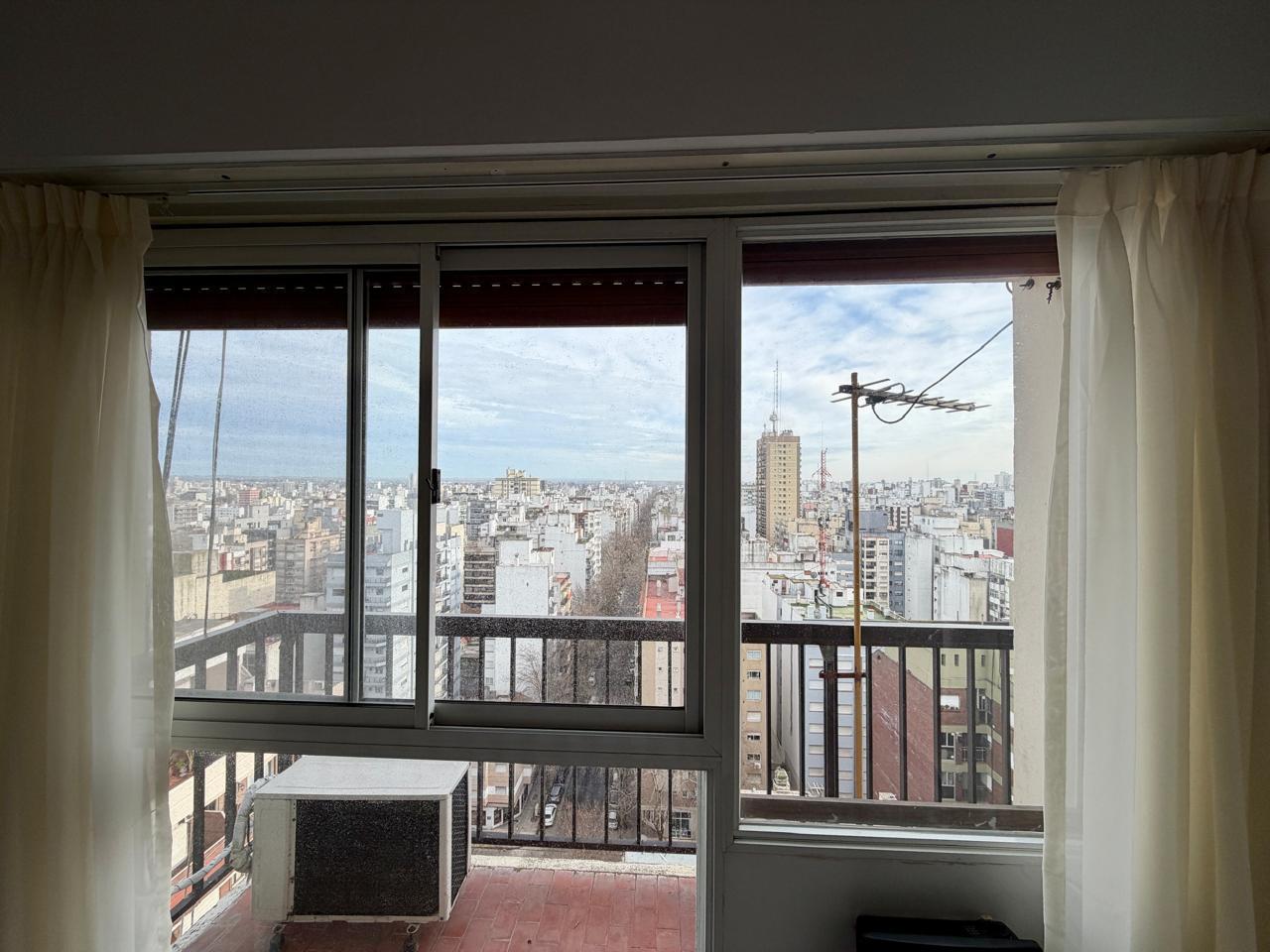 Foto de Departamento dos ambientes. Lateral vista abierto. Balcón. Macrocentro, imagen 2