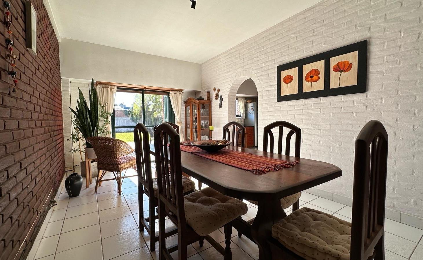 Foto de Casa cuatro ambientes con gran parque, quincho y cochera doble, imagen 2