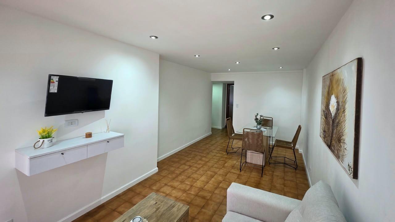 Foto de Departamento dos ambientes con dependencia. Balcón. A la calle. Venta., imagen 3