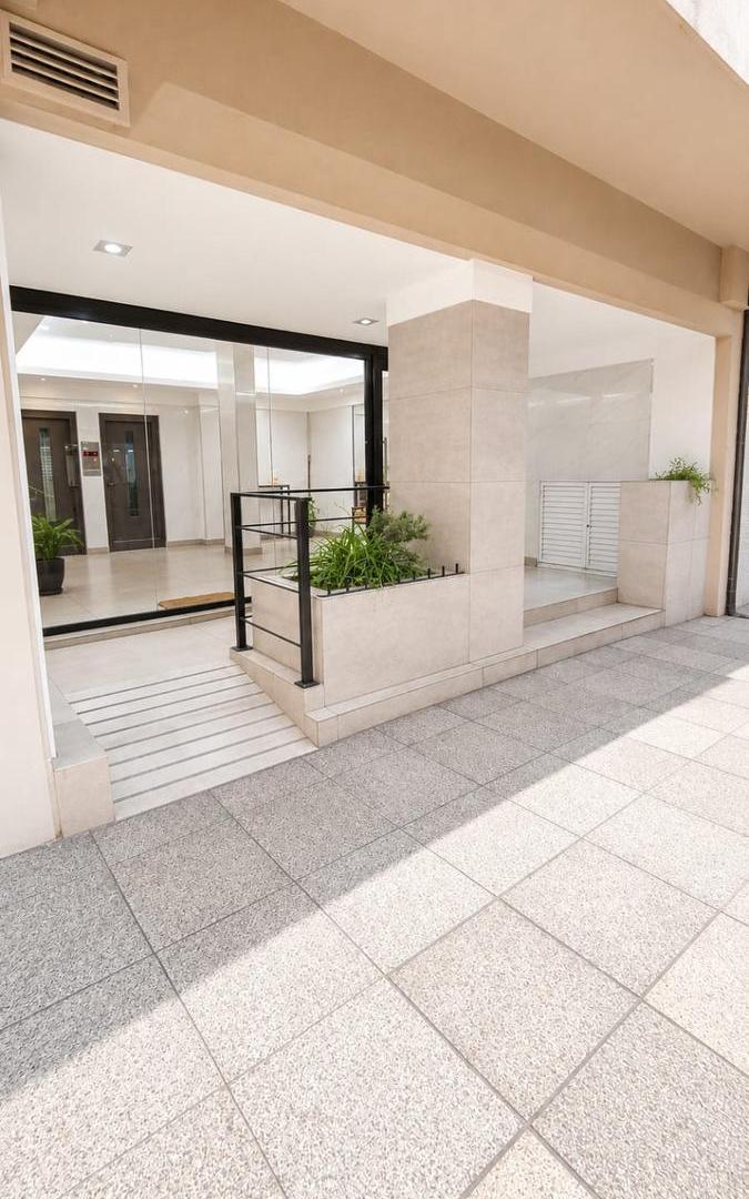 Foto de Departamento un ambiente. Balcón. A la calle. Sarmiento 2400. Venta., imagen 2