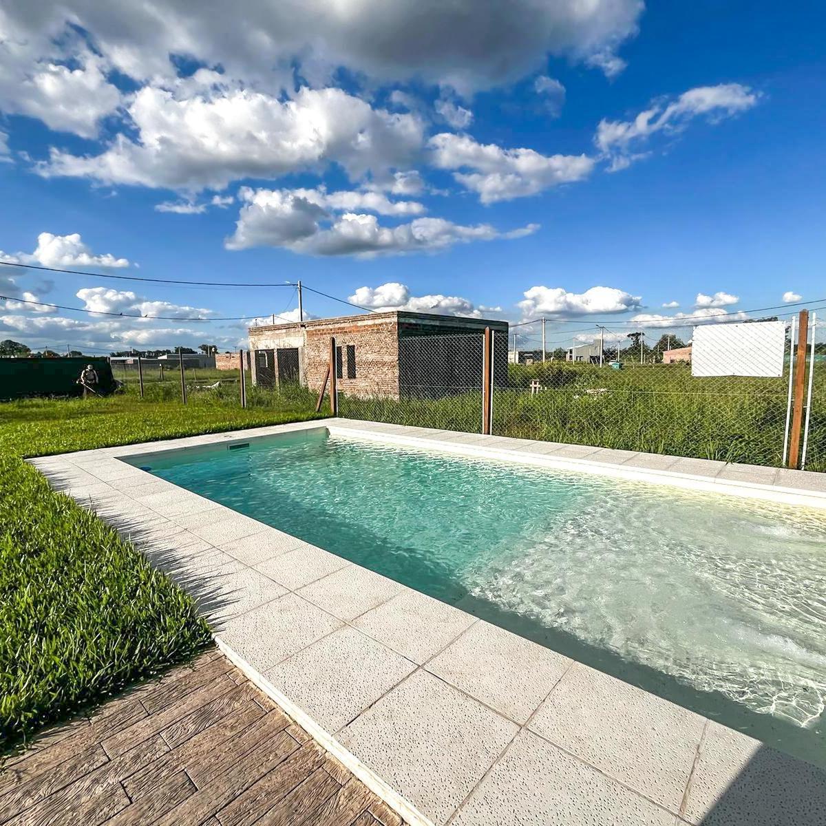 Casa en Venta Tres Dorm. con Amplio Jardín en Fincas de Ibarlucea, Excelente Oportunidad! 2