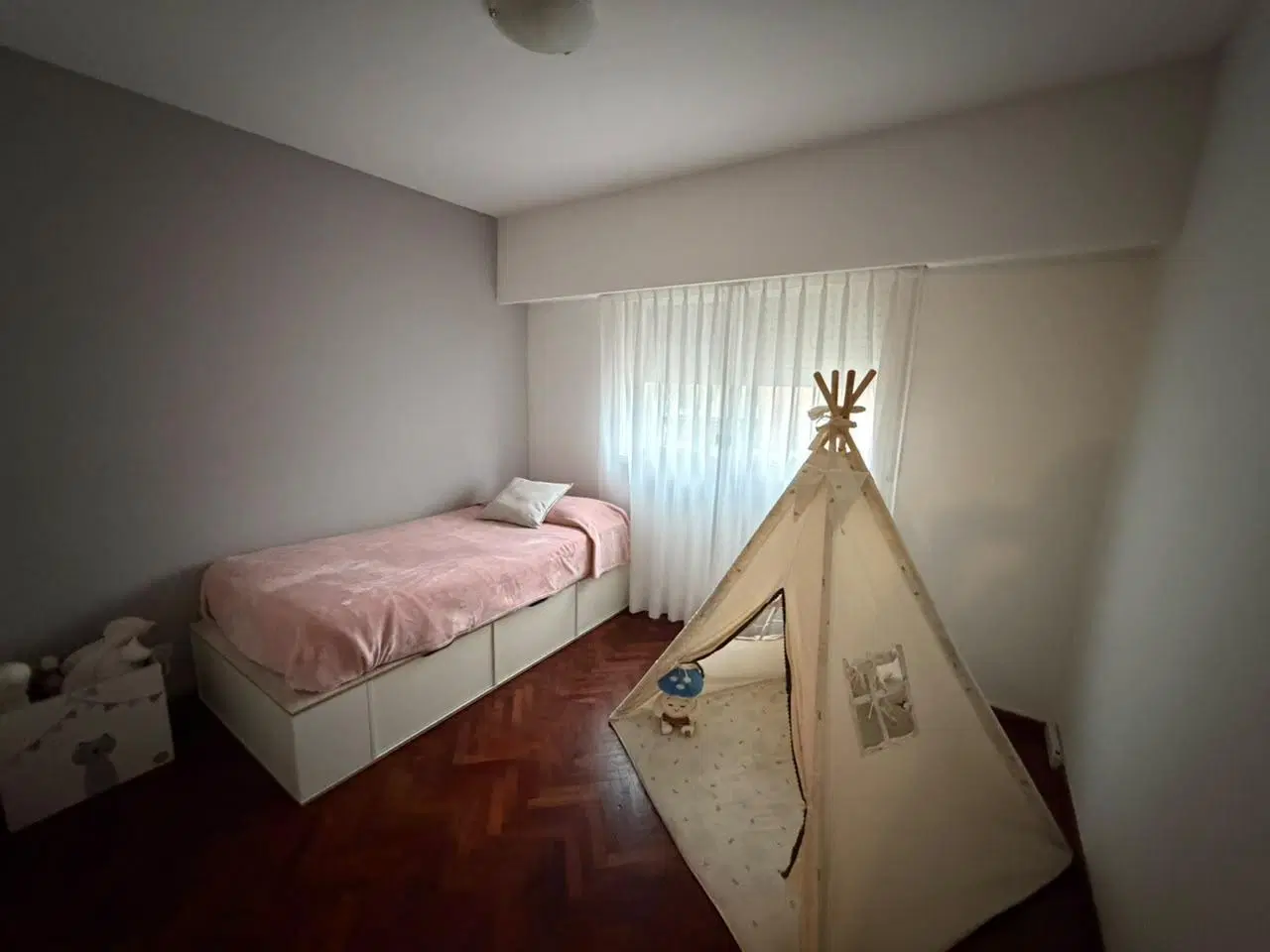 Departamento de tres dormitorios con cochera en venta 2