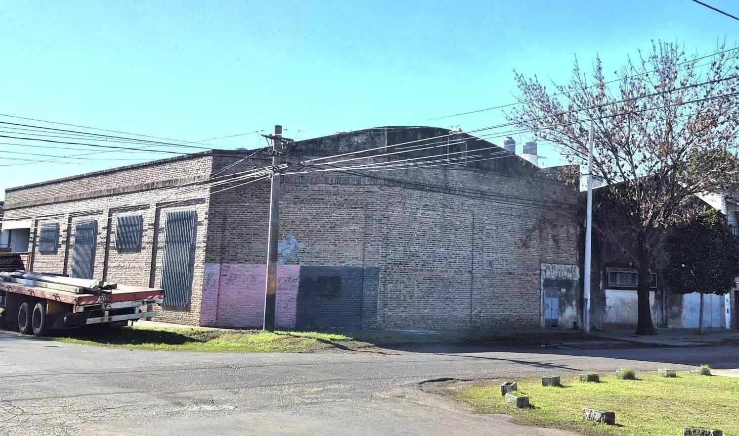 Galpón de 1000m2 en esquina con doble entrada 5