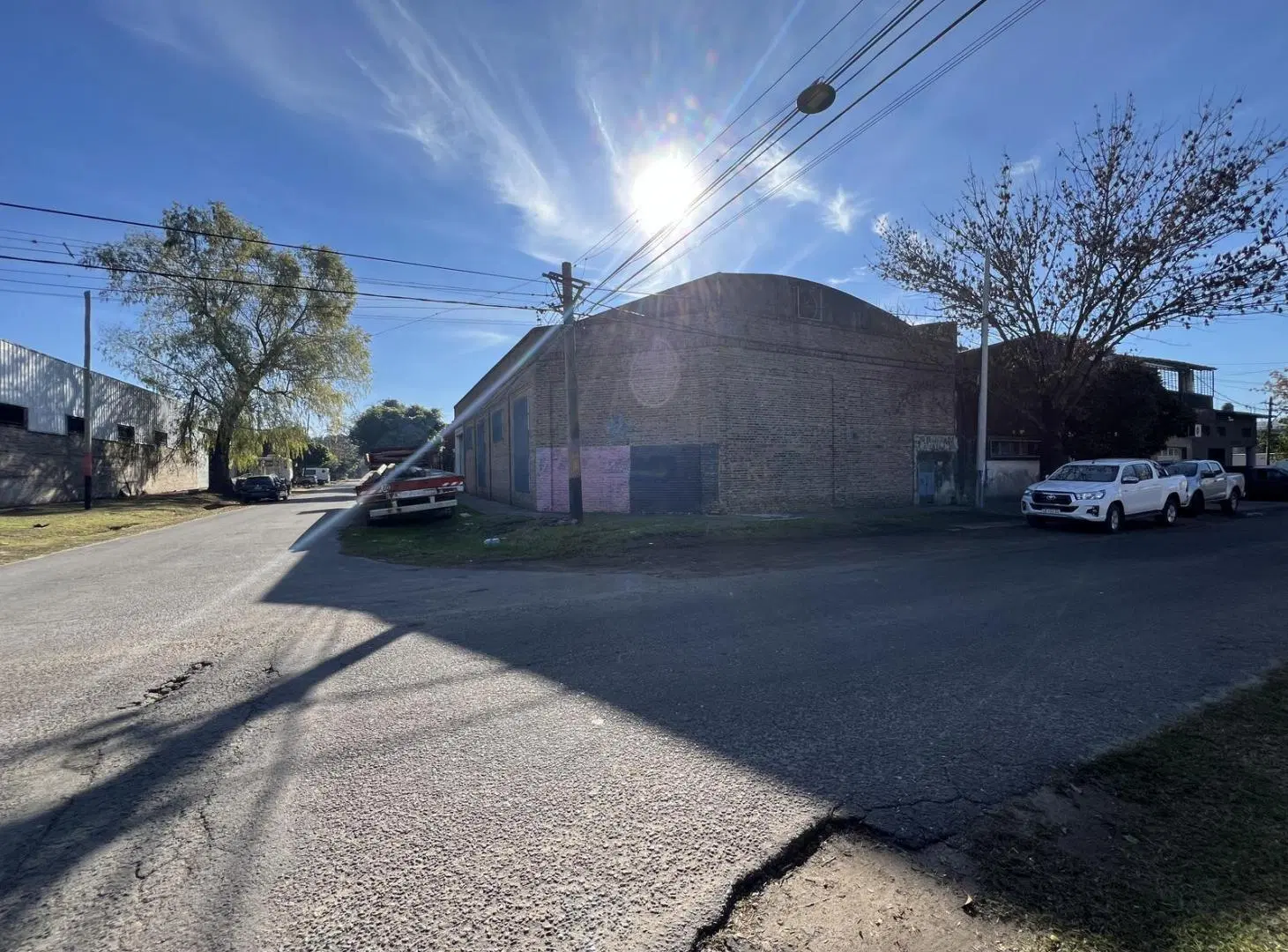 Galpón de 1000m2 en esquina con doble entrada 4