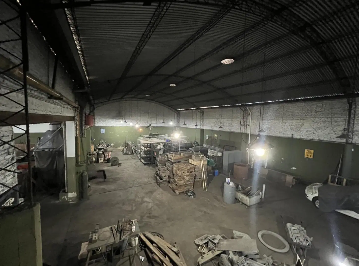 Galpón de 1000m2 en esquina con doble entrada 2