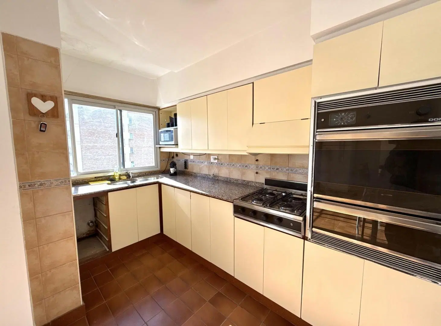 Departamento de tres dormitorios con cochera en venta 4