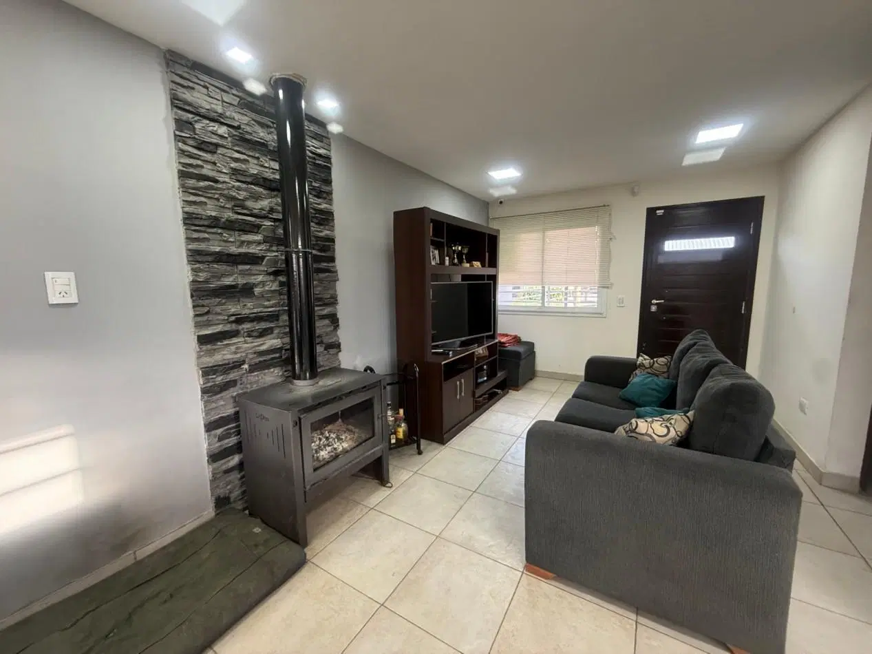 VENTA MODERNA CASA 4 AMBIENTES - APTA A CREDITO - BARRIO EL MARTILLO 5