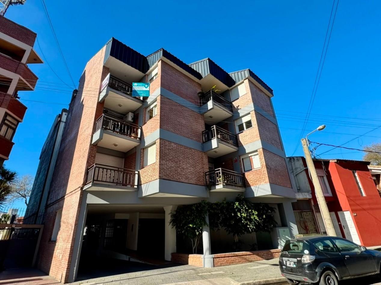 Foto de VENTA 4 AMBIENTES EN DUPLEX CON COCHERA - APTO CREDITO - ZONA GUEMES, imagen 1