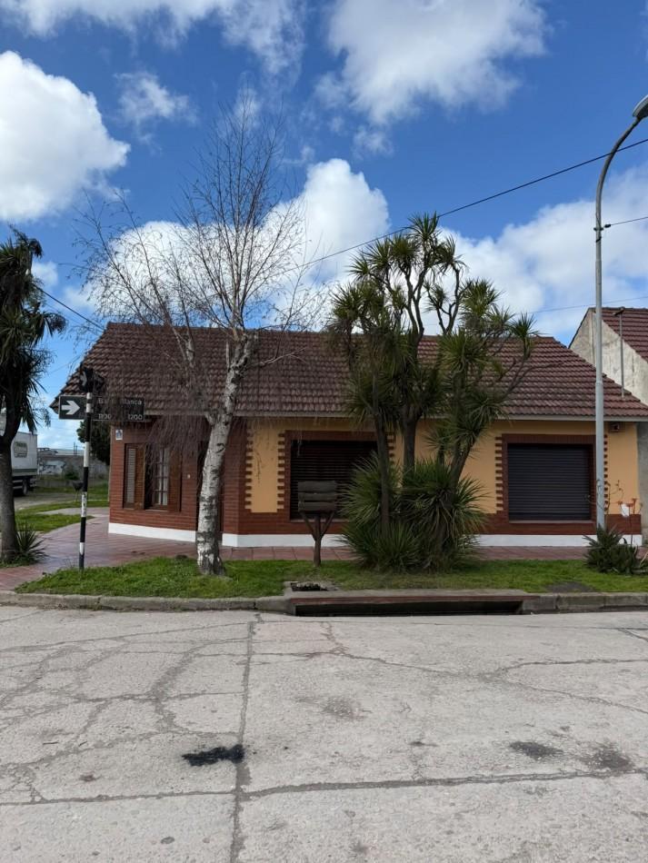 Foto de CHALET APTO CREDITO CON GARAJE DOBLE Y DEPARTAMENTO - BARRIO LOPEZ DE, imagen 1
