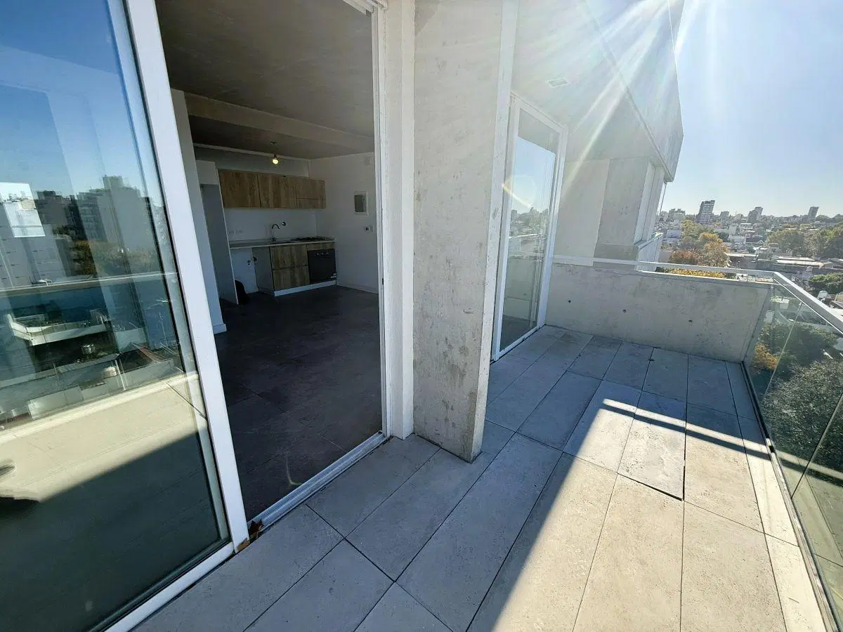 EXCELENTE UNIDAD DE 3 AMBIENTES AL FRENTE CON BALCON TERRAZA Y COCHERA - AMENITIES 4