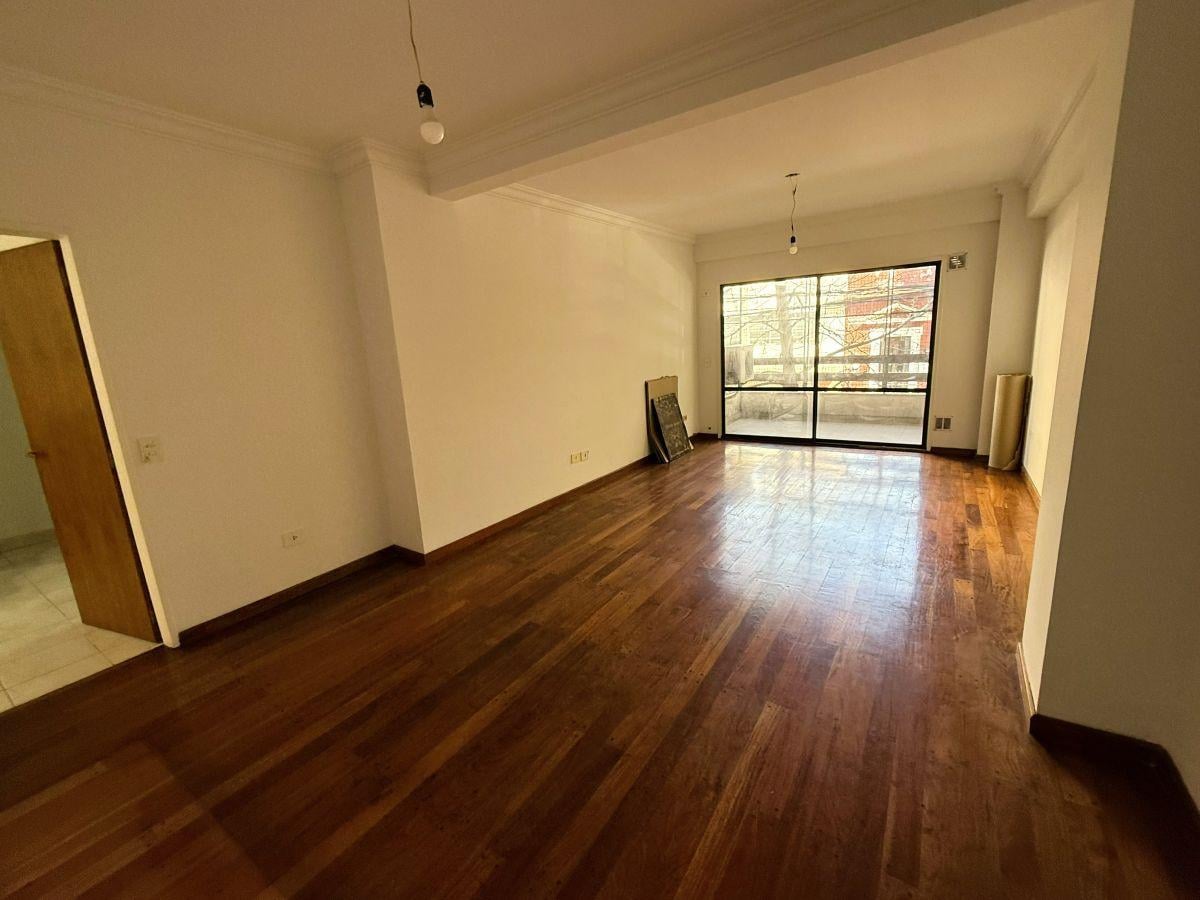 Foto de EXCELENTE SEMIPISO DE CATEGORIA AL FRENTE CON BALCON Y PATIO, imagen 2